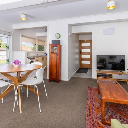 2 Bedroom Home Away From Home Near Cbd & Private Parking Hamilton Exterior foto