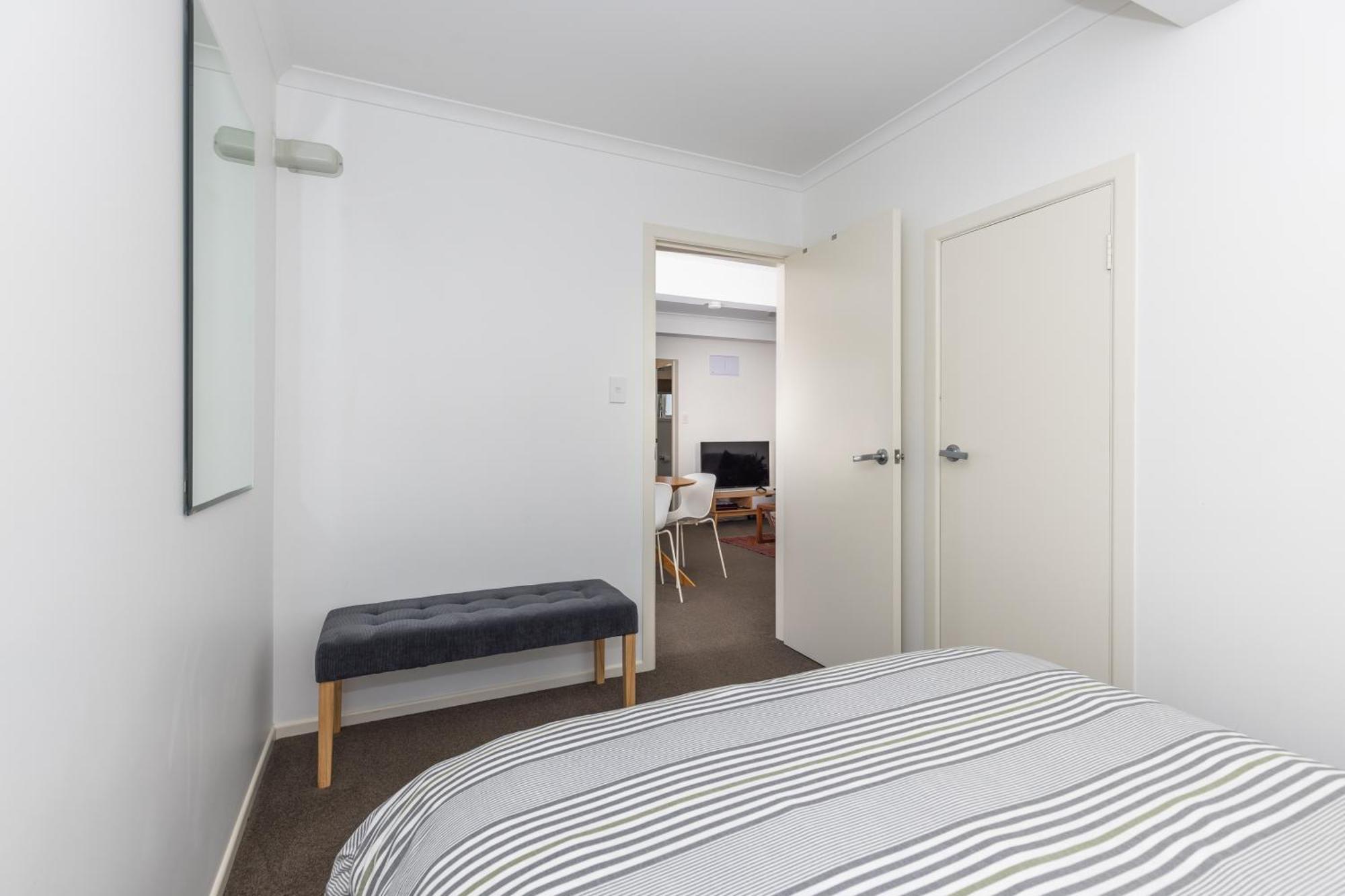 2 Bedroom Home Away From Home Near Cbd & Private Parking Hamilton Exterior foto
