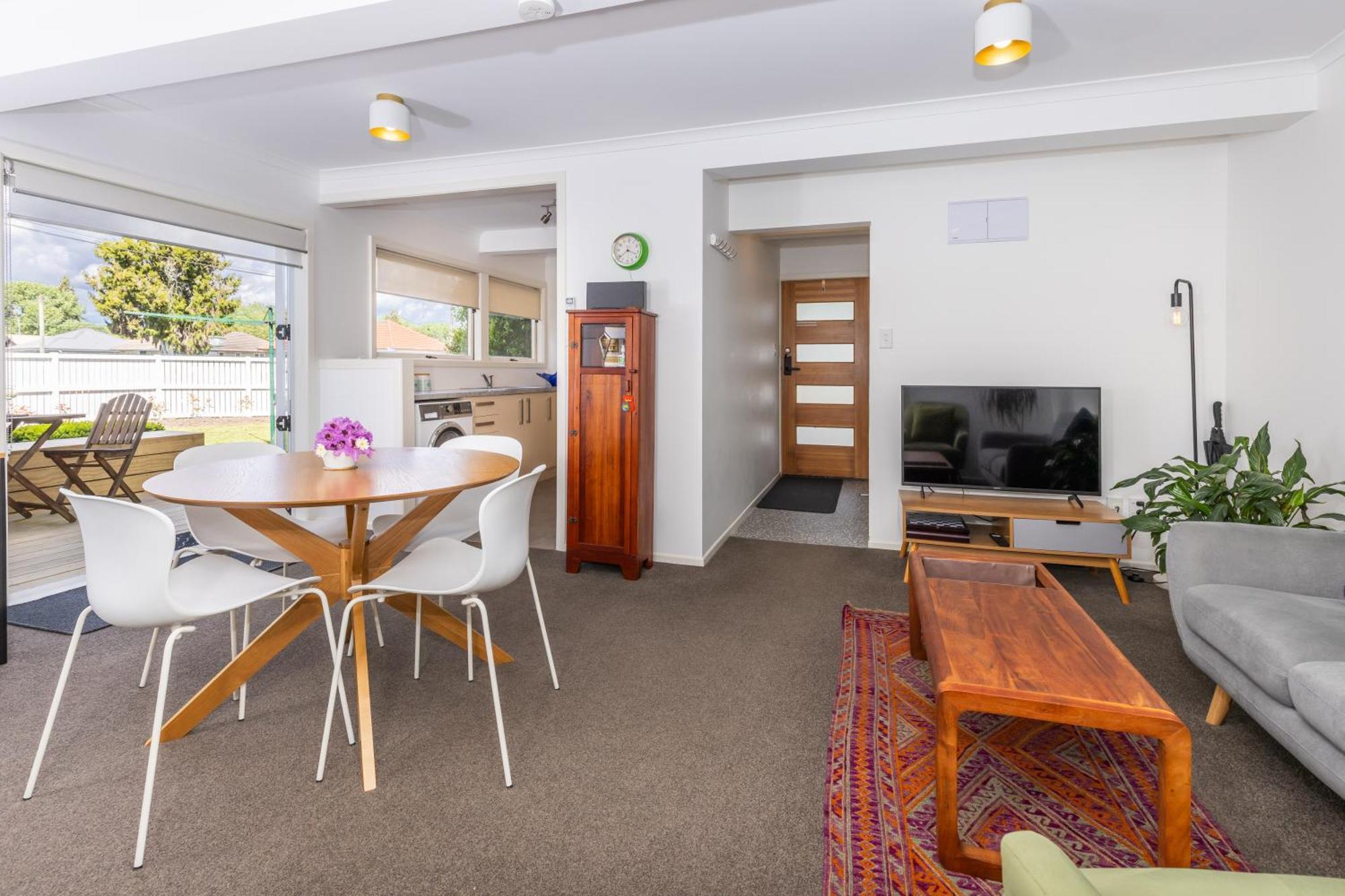 2 Bedroom Home Away From Home Near Cbd & Private Parking Hamilton Exterior foto