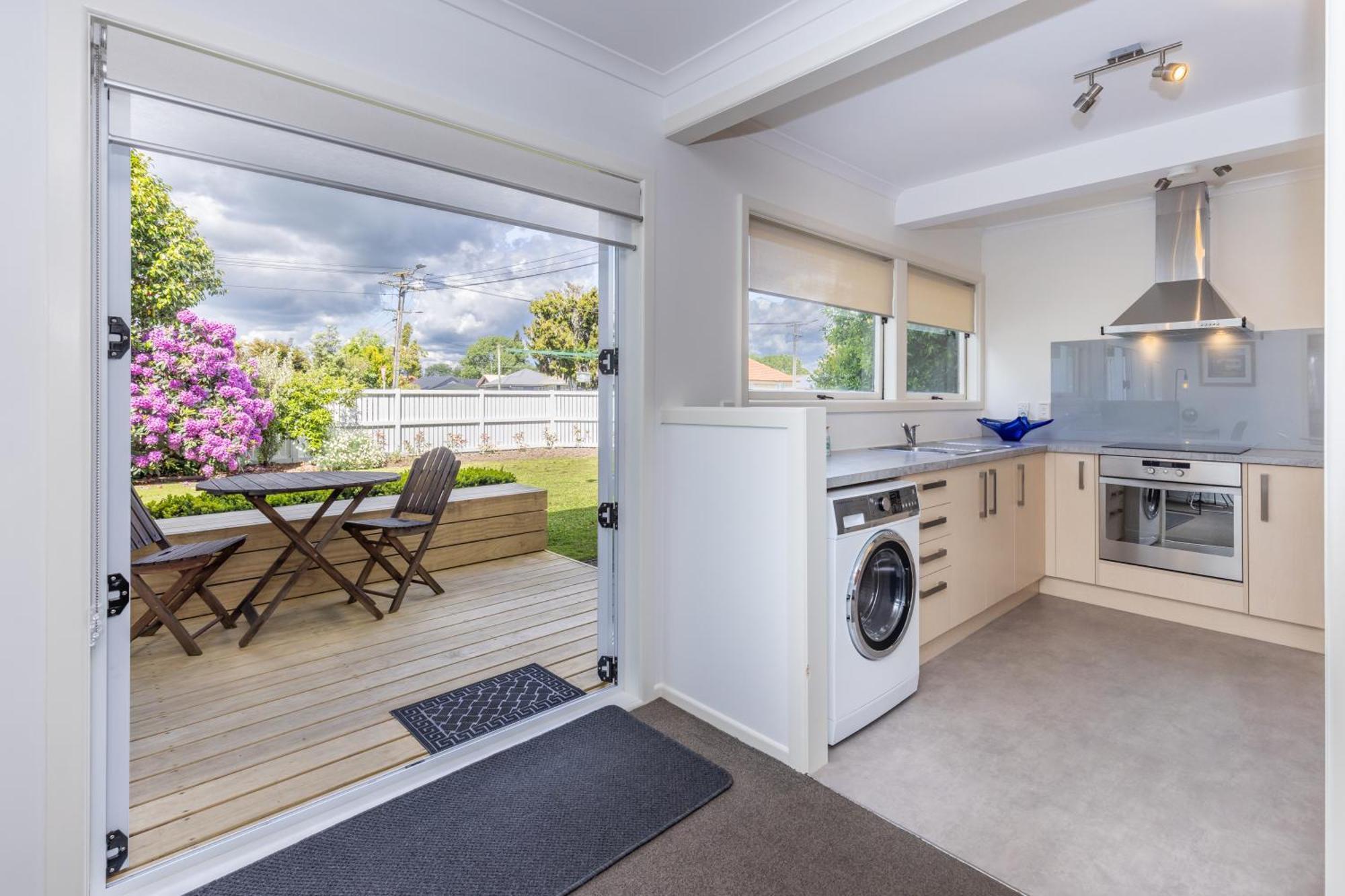 2 Bedroom Home Away From Home Near Cbd & Private Parking Hamilton Exterior foto