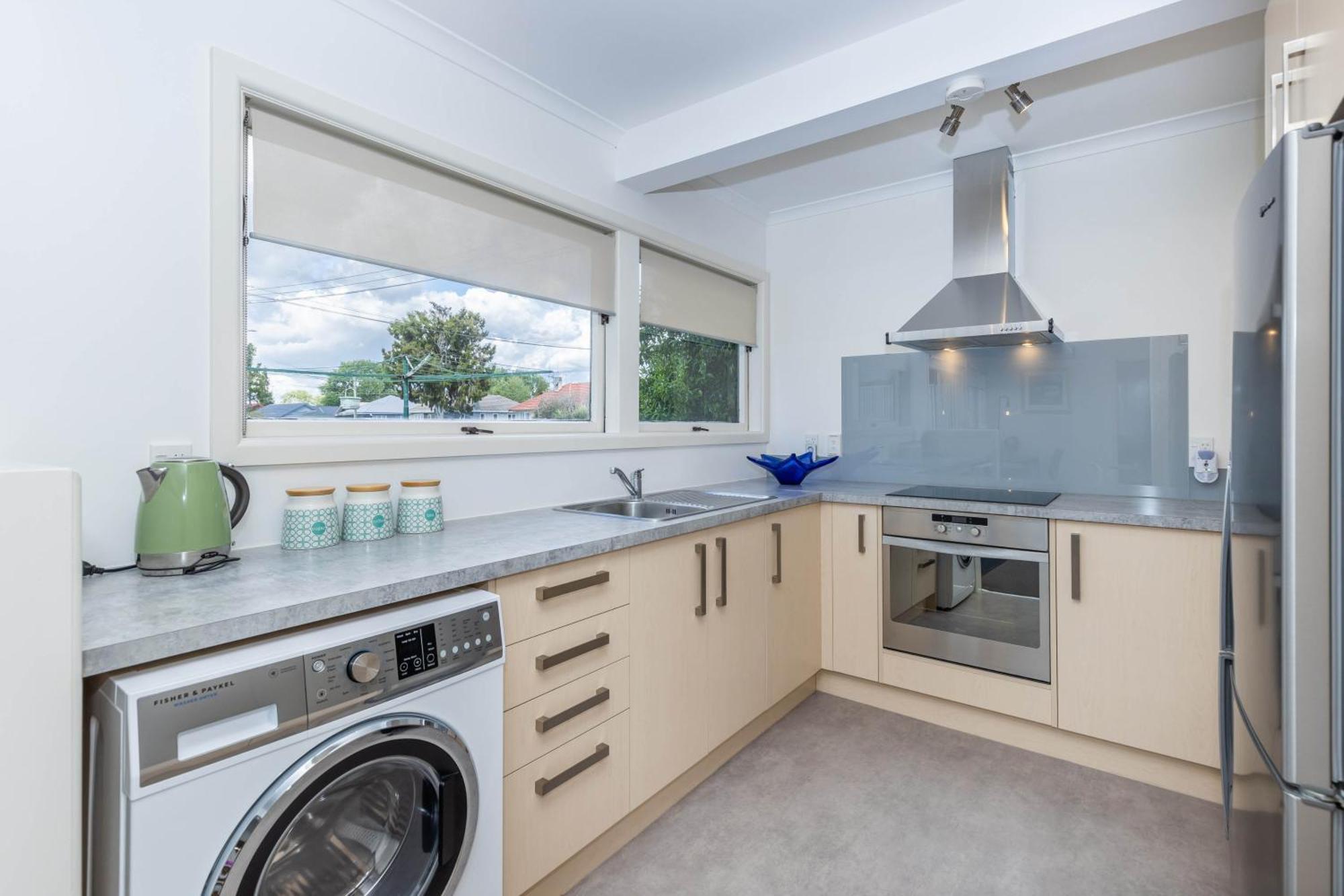 2 Bedroom Home Away From Home Near Cbd & Private Parking Hamilton Exterior foto